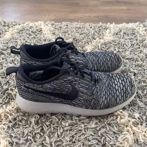 womens 7.5 Nike roshe